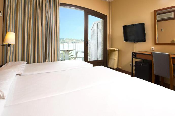 Imagen de la habitación del Hotel Ilunion Caleta Park. Foto 14