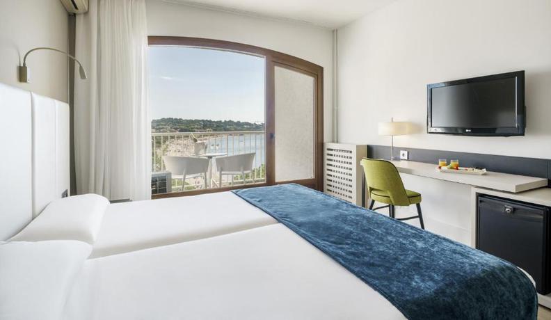 Imagen de la habitación del Hotel Ilunion Caleta Park. Foto 16