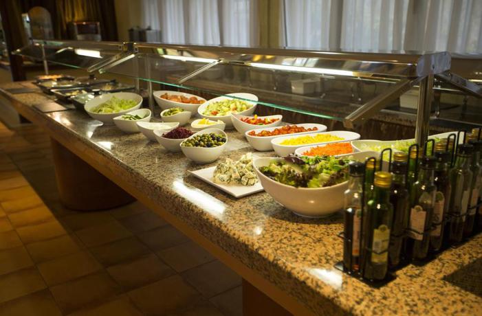 Imagen del bar/restaurante del Hotel Ilunion Caleta Park. Foto 12