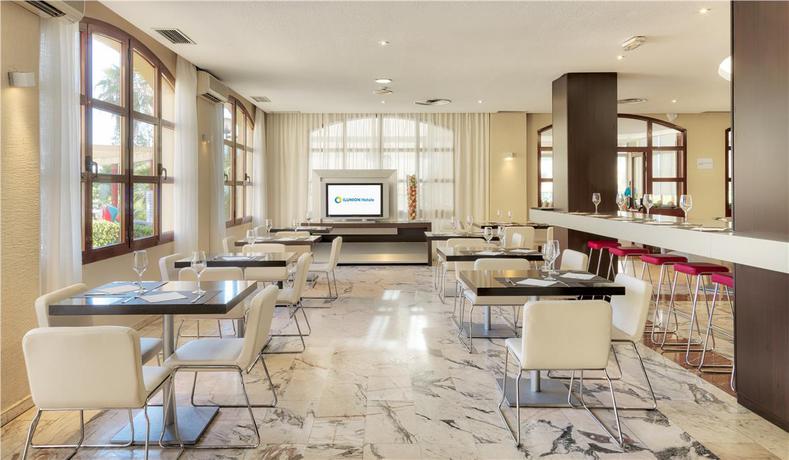 Imagen del bar/restaurante del Hotel Ilunion Golf Badajoz. Foto 4