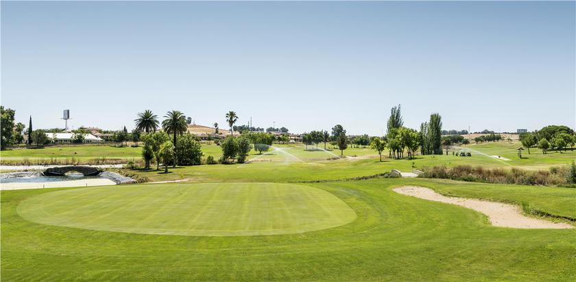 Imagen de los exteriores del Hotel Ilunion Golf Badajoz. Foto 17