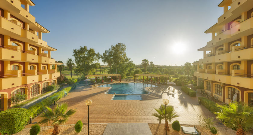 Imagen de la piscina del Hotel Ilunion Golf Badajoz. Foto 21
