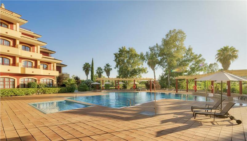 Imagen de la piscina del Hotel Ilunion Golf Badajoz. Foto 23