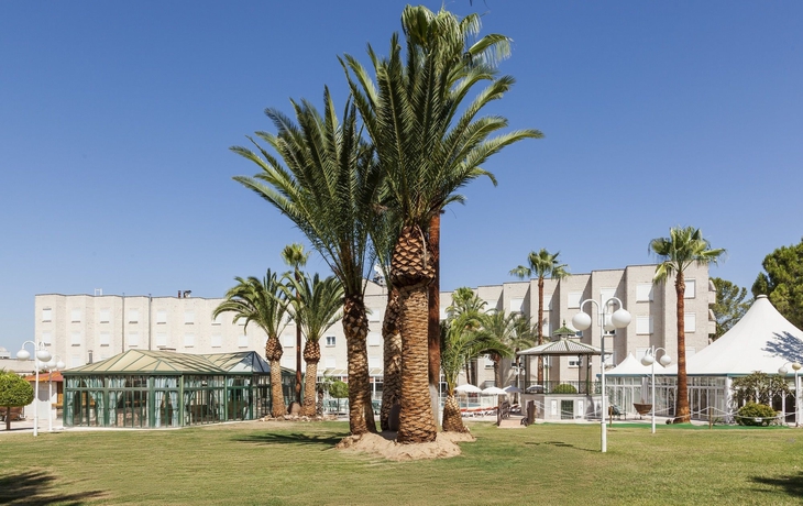 Imagen de los exteriores del Hotel Ilunion Las Lomas. Foto 11