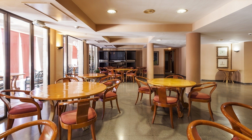 Imagen del bar/restaurante del Hotel Ilunion Las Lomas. Foto 3