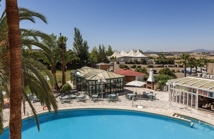 Imagen de la piscina del Hotel Ilunion Las Lomas. Foto 16