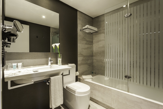 Imagen de la habitación del Hotel Ilunion Suites Madrid. Foto 12