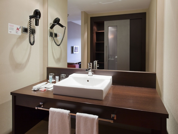 Imagen de la habitación del Hotel Ilunion Suites Madrid. Foto 13