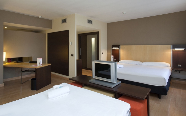 Imagen de la habitación del Hotel Ilunion Suites Madrid. Foto 14