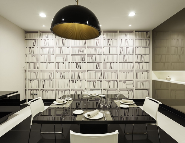 Imagen del bar/restaurante del Hotel Ilunion Suites Madrid. Foto 7