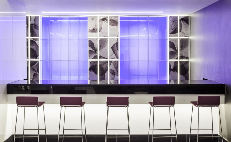 Imagen del bar/restaurante del Hotel Ilunion Suites Madrid. Foto 8