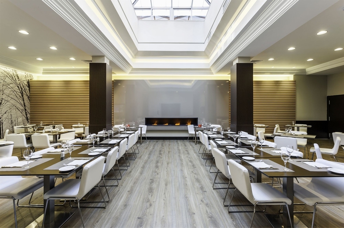 Imagen del bar/restaurante del Hotel Ilunion Suites Madrid. Foto 9