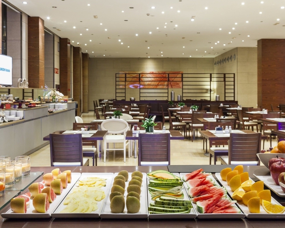 Imagen del bar/restaurante del Hotel Ilunion Valencia 4. Foto 10