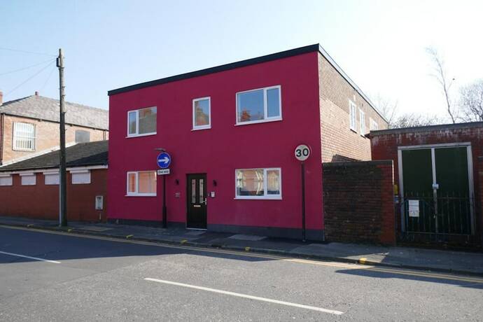 Imagen general del Hotel Immaculate 12-bed House Good Amenities in Wigan. Foto 1