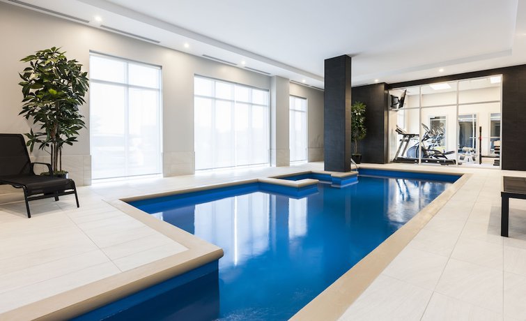 Imagen de la piscina del Hotel Imperia and Suites Boucherville. Foto 18