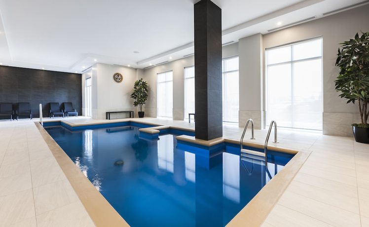 Imagen de la piscina del Hotel Imperia and Suites Boucherville. Foto 19