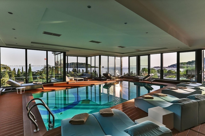 Imagen de la piscina del Hotel Imperial Conference and Spa. Foto 18