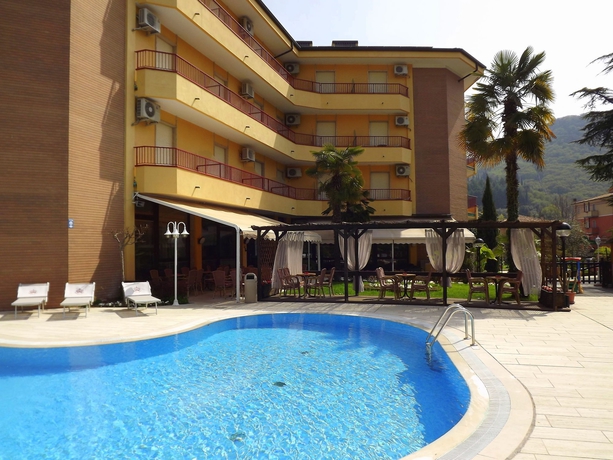 Imagen de la piscina del Hotel Imperial, Garda. Foto 12
