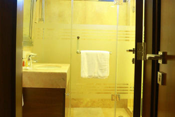 Imagen de la habitación del Hotel Imperial Suites. Foto 7