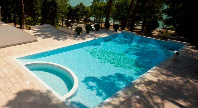 Imagen de la piscina del Hotel Imperial & Champagne Spa. Foto 10