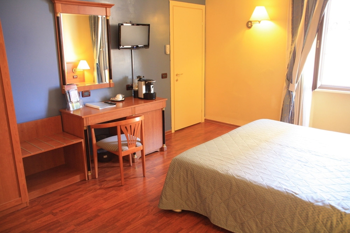 Imagen de los interiores del Hotel Impero, CREMONA. Foto 13