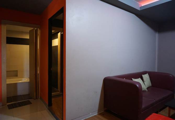 Imagen de la habitación del Hotel In and Out, Nakhon Pathom. Foto 5