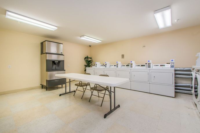 Imagen de los interiores del Hotel InTown Suites Extended Stay Greensboro NC - Airport. Foto 19