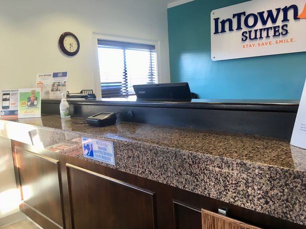 Imagen de los interiores del Hotel InTown Suites Extended Stay North Charleston SC - Ashley Phosphate. Foto 13