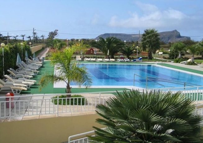 Imagen de la piscina del Hotel Inatel Porto Santo. Foto 17