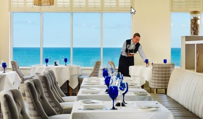 Imagen del bar/restaurante del Hotel Inchydoney Island Lodge And Spa. Foto 4