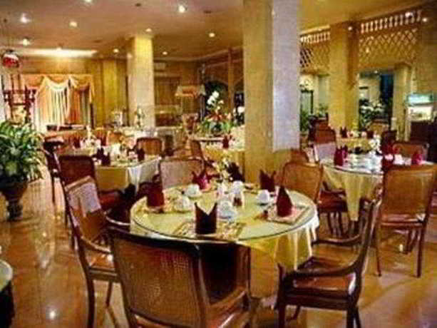 Imagen del bar/restaurante del Hotel Indah Palace. Foto 11