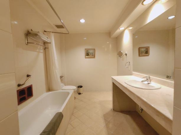 Imagen de la habitación del Hotel Indah Palace Solo. Foto 15