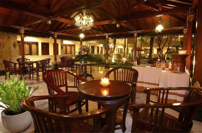 Imagen del bar/restaurante del Hotel Indah Palace Yogyakarta. Foto 2