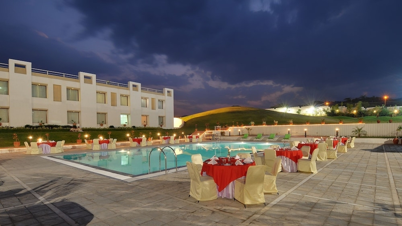 Imagen de la piscina del Hotel Inder Residency Resort and Spa Udaipur. Foto 18