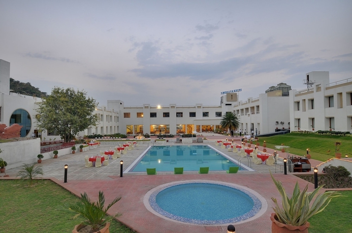 Imagen de la piscina del Hotel Inder Residency Resort and Spa Udaipur. Foto 19