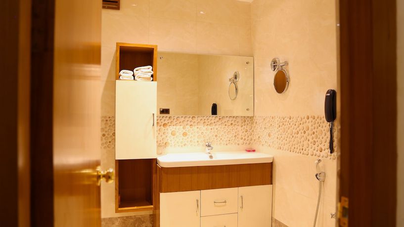 Imagen de la habitación del Hotel Inderlok, Dehradun. Foto 10