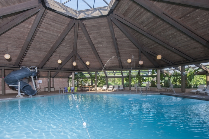 Imagen de la piscina del Hotel Indian Lakes. Foto 14