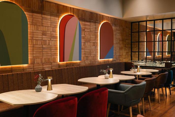 Imagen del bar/restaurante del Hotel Indigo Barcelona Plaza Espana, an IHG. Foto 3