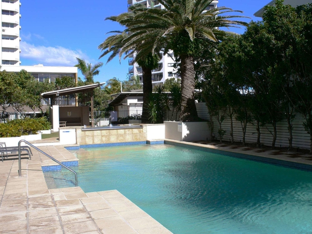 Imagen de la piscina del Hotel Indigo Blue Beachfront Apartments. Foto 16