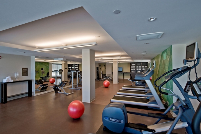 Imagen de los interiores del Hotel Indigo Boston Newton Riverside. Foto 9