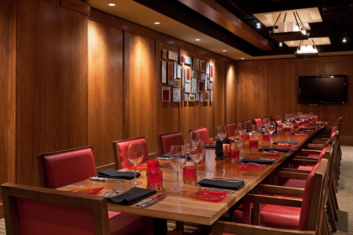 Imagen de los interiores del Hotel Indigo Boston Newton Riverside. Foto 10