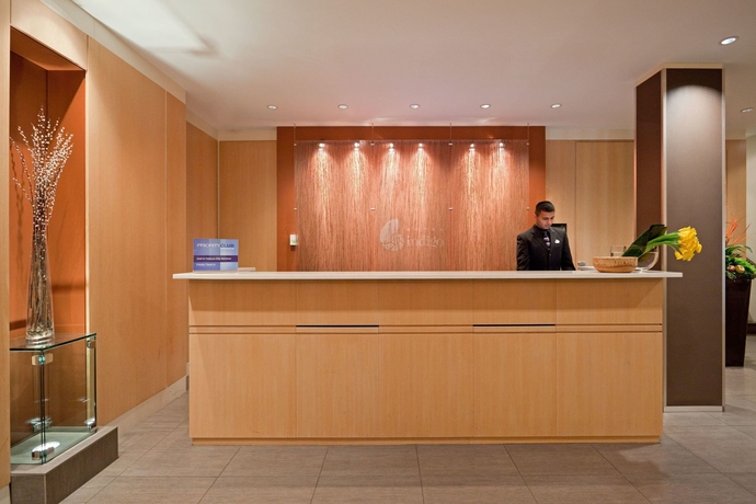 Imagen de los interiores del Hotel Indigo Boston Newton Riverside. Foto 12
