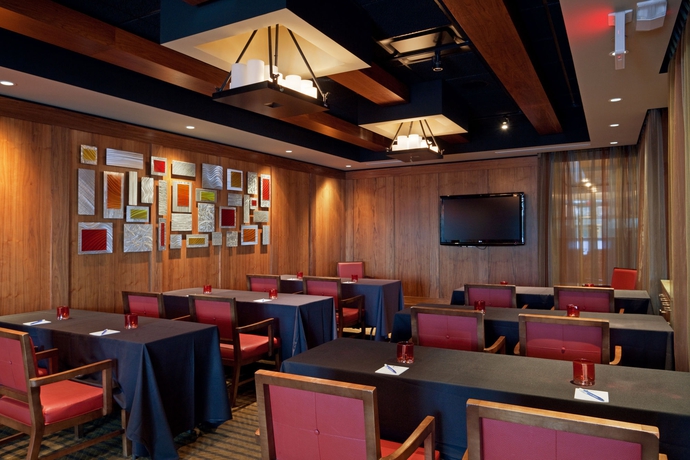 Imagen de los interiores del Hotel Indigo Boston Newton Riverside. Foto 13