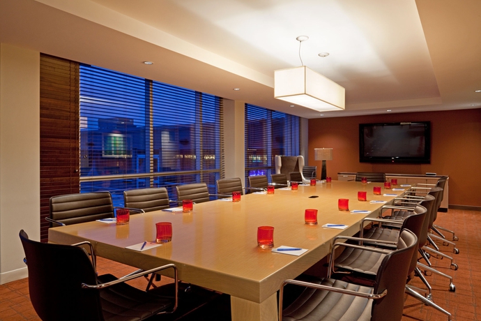Imagen de los interiores del Hotel Indigo Boston Newton Riverside. Foto 14