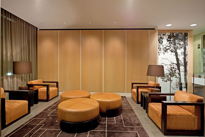 Imagen de los interiores del Hotel Indigo Boston Newton Riverside. Foto 15