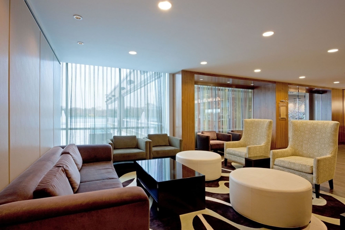 Imagen de los interiores del Hotel Indigo Boston Newton Riverside. Foto 16