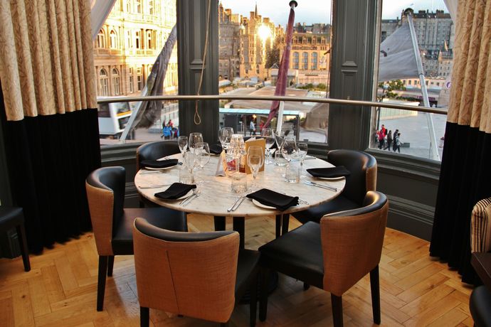 Imagen del bar/restaurante del Hotel Indigo Edinburgh - Princes Street, An Ihg. Foto 3