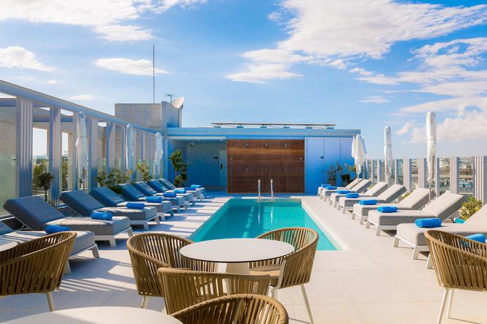 Imagen de la piscina del Hotel Indigo Larnaca. Foto 14