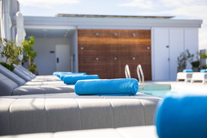 Imagen de la piscina del Hotel Indigo Larnaca. Foto 15