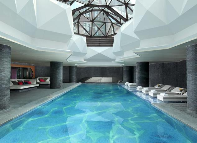 Imagen de la piscina del Hotel Indigo Tianjin Haihe. Foto 8